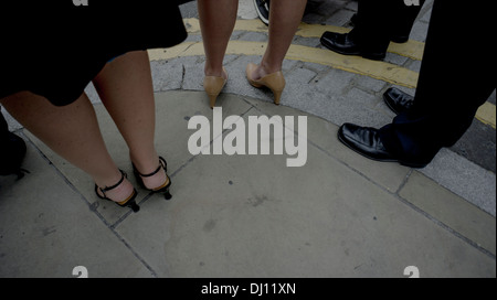 Les jambes et les pieds des invités du mariage en dehors de Camden, Londres s'inscrire Banque D'Images