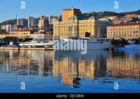 Vieux liner amarrés devant le bâtiment de l'entreprise ferry Jadrolinija ornée dans le port de Rijeka, Croatie du nord Banque D'Images