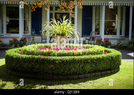 Fort circulaire concentrique enveloppant de couverture dans un jardin de pelouse Banque D'Images