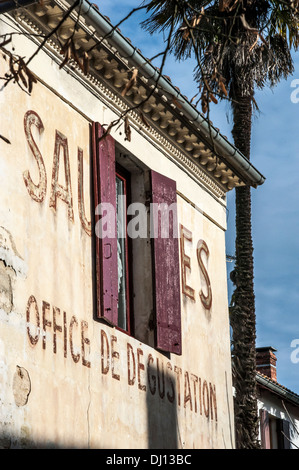 L'avant de l'entrepôt de vin avec la taille du texte à propos de la dégustation de vin, à Sauternes, Bordeaux Banque D'Images