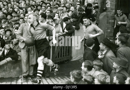 Wolverhampton Wanderers capitaine Billy Wright dirige l'équipe out à Molineux suivie par Angus McLean en 1949 Banque D'Images