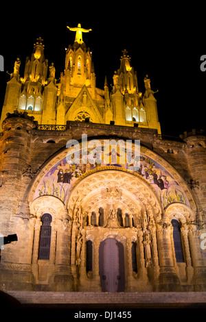 Église expiatoire du Sacré-Cœur de Jésus situé sur le sommet du Mont Tibidabo, à Barcelone. Banque D'Images