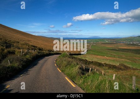 Le Coomanaspig Pass, donnant sur Portmagee, l'Anneau du Kerry, comté de Kerry, Irlande Banque D'Images