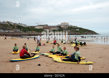 Une école de surf ' ' sur la plage de Towan à Newquay, Cornwall, UK Banque D'Images