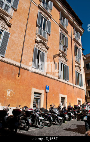 Motos garées contre Testa Palazzo Piccolomini, palais du 18ème siècle dans le quartier de Trevi, Rome, Italie Banque D'Images
