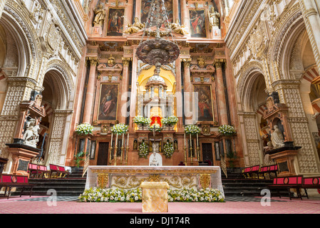 Autel catholique à l'intérieur de la mosquée-cathédrale de Cordoue, Andalousie, Espagne Banque D'Images