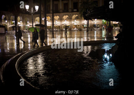 Quartier Gothique de Barcelone, Espagne 18 novembre, 2013.Les gouttes d'eau dans une fontaine de la Plaça Real à Barcelone. La pluie persistante sur Barcelone après des mois sans pluie. Crédit : Jordi Boixareu/Alamy Live News Banque D'Images