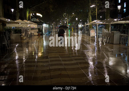 Quartier Gothique de Barcelone, Espagne 18 novembre, 2013.Un piéton marchant sous la pluie dans la Rambla de Barcelone. La pluie persistante sur Barcelone après des mois sans pluie. Crédit : Jordi Boixareu/Alamy Live News Banque D'Images