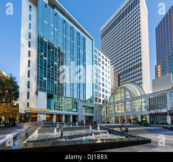 La Plaza à deux Wells Fargo Center dans le centre-ville de Charlotte, Caroline du Nord, États-Unis Banque D'Images