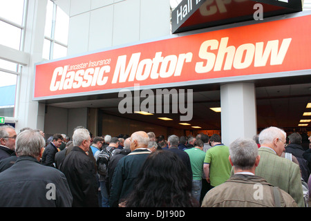 La foule entrant dans le Classic Motor Show à la NEC de Birmingham que le spectacle 2013 s'ouvre Banque D'Images