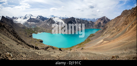 Magnifique panorama du lac Ala-Kul au Kirghizstan Banque D'Images