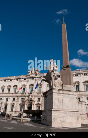 Fontaine de l'obélisque et de Castor et Pollux et le Palazzo della Consulta au-delà, la place du Quirinal, Rome, Italie Banque D'Images