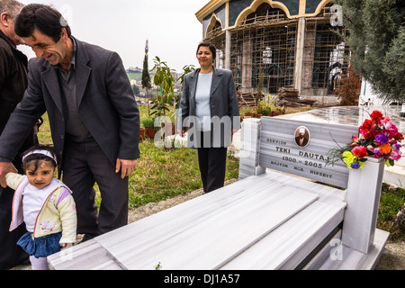 La famille albanaise honorant le derviche tombes au siège mondial de la Communauté Bektashi sur Norouz jour à Tirana, Albanie Banque D'Images