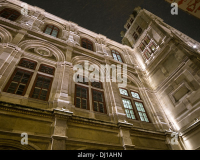 Opéra de Vienne la nuit. Éclairé détail de la façade de l'Opéra de Vienne la nuit. Tourbillons de neige Banque D'Images