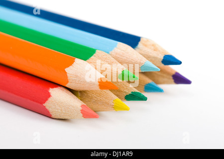 Crayons de couleur sharp empilées sur fond blanc Banque D'Images