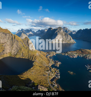 Vue sur le Fjord de Reine et de paysage du sommet du Reinebringen, Moskenesoy, îles Lofoten, Norvège Banque D'Images