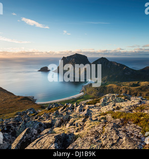 Voir d'Haukland Vik et plages de sommet de montagne Holandsmelen, Vestvagoy, îles Lofoten, Norvège Banque D'Images
