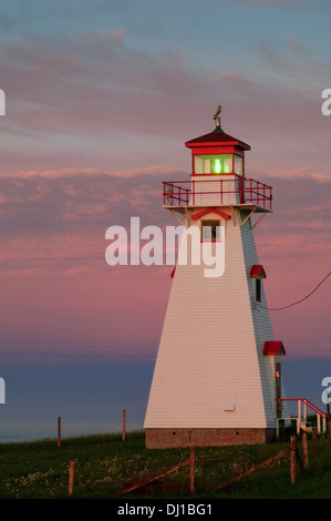 Phare du cap Tryon au crépuscule ; Prince Edward Island, Canada. Banque D'Images
