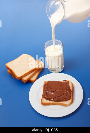 Plusieurs tranches de pain avec la crème au chocolat et lait garniture dans tasse Banque D'Images