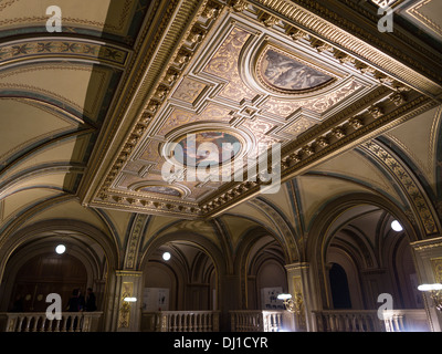 Détail du plafond au-dessus de l'escalier à l'Opéra de Vienne. Vue détaillée de la fresque de plafond au-dessus du foyer à l'état Banque D'Images