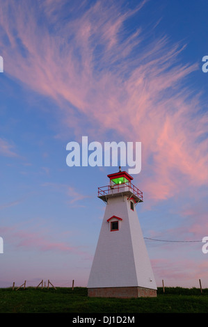 Phare du cap Tryon au crépuscule ; Prince Edward Island, Canada. Banque D'Images