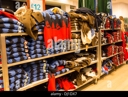Pulls de Noël en Primark store. Angleterre, Royaume-Uni Banque D'Images
