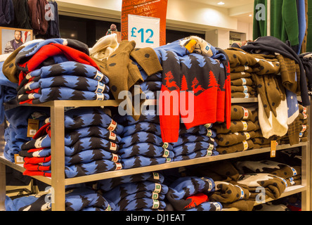 Pulls de Noël en Primark store. Angleterre, Royaume-Uni Banque D'Images