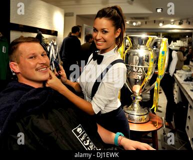 Londres, Royaume-Uni. 18 nov., 2013. Dylan Hartley, de Northampton Saints à l'Aviva Premiership Rugby Movember Coiffure à Covent Garden, qui tente d'aider à recueillir 50 000 livres pour Movembre et a organisé une collecte de fonds de la ligue tous les 12 Aviva Premiership Rugby Movember Coiffure à Covent Garden. Credit : Action Plus Sport/Alamy Live News Banque D'Images