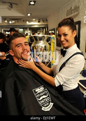 Londres, Royaume-Uni. 18 nov., 2013. à l'Aviva Premiership Rugby Movember Coiffure à Covent Garden, qui tente d'aider à recueillir 50 000 livres pour Movembre et a organisé une collecte de fonds de la ligue tous les 12 Aviva Premiership Rugby Movember Coiffure à Covent Garden. Credit : Action Plus Sport/Alamy Live News Banque D'Images