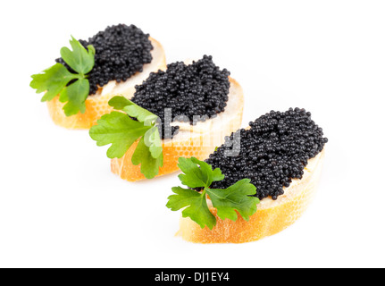 Trois petits sandwiches avec black caviar isolated on white Banque D'Images