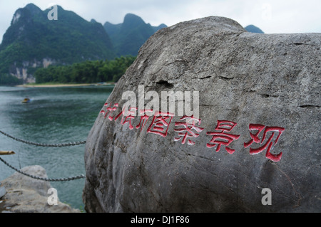 Les caractères chinois sculpté dans un rocher dans Xing Ping, Guangxi, Chine Banque D'Images