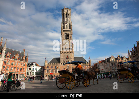 La place du marché Grote Markt et du beffroi de Bruges, Belgique Banque D'Images