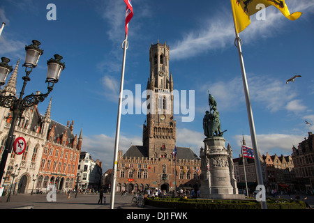 La place du marché Grote Markt et du beffroi de Bruges, Belgique Banque D'Images