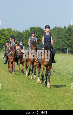 Les jeunes coureurs portant un casque et un protecteur du corps lors d'une ride out Banque D'Images