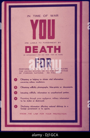 Cette affiche de propagande américaine de la seconde Guerre mondiale avertit les citoyens des conséquences des infractions commises en temps de guerre, y compris la peine de mort ou l'emprisonnement, soulignant l'importance de la loi et de l'ordre pendant le conflit. Banque D'Images