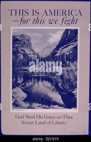 Cette affiche de propagande américaine de la seconde Guerre mondiale invoque des thèmes patriotiques, liant la force de la nation à la faveur divine et à la liberté. Il encourage le soutien public aux efforts de guerre et reflète l'unité nationale, appelant les Américains à contribuer à l'effort de guerre par divers moyens tels que la production et les jardins de la victoire. Banque D'Images