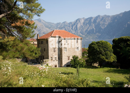 Cadre idyllique maison ancienne en pierre avec toit en tuiles en terre cuite dans les montagnes dans les p Banque D'Images