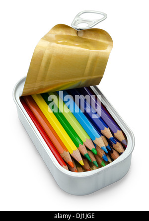 Arc-en-ciel de crayons dans une boîte, isolé sur fond blanc. Banque D'Images