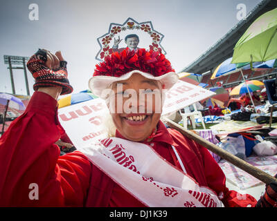 Bangkok, Thaïlande. 19 nov., 2013. Chemise rouge manifestants cheer pour haut-parleurs pendant un rassemblement. Jusqu'à 30 000 sont attendus à Bangkok cette semaine à l'avance d'une décision de la cour thaïlandaise qui pouvait entraîner la chute du gouvernement. Les chemises rouges sont réunis dans un stade de banlieue avant de marcher à la cour et consistent essentiellement d'agriculteurs et ruraux thaïlandais qui appuient le gouvernement Shinawatra. © Jack Kurtz/ZUMAPRESS.com/Alamy Live News Banque D'Images