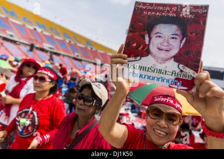 Bangkok, Thaïlande. 19 nov., 2013. Chemise rouge manifestants cheer pour haut-parleurs pendant un rassemblement. Jusqu'à 30 000 sont attendus à Bangkok cette semaine à l'avance d'une décision de la cour thaïlandaise qui pouvait entraîner la chute du gouvernement. Les chemises rouges sont réunis dans un stade de banlieue avant de marcher à la cour et consistent essentiellement d'agriculteurs et ruraux thaïlandais qui appuient le gouvernement Shinawatra. © Jack Kurtz/ZUMAPRESS.com/Alamy Live News Banque D'Images