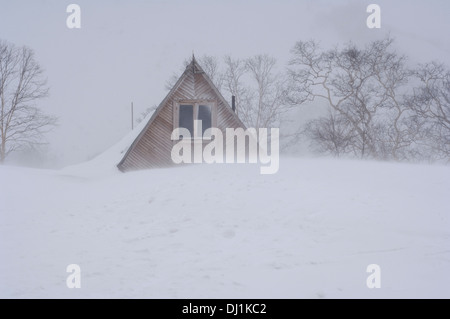 Station forestière dans la vallée de les geysers en avril. Zapovednik Kronotsky, Kamchatka, vallée de la geysers, Russie Banque D'Images