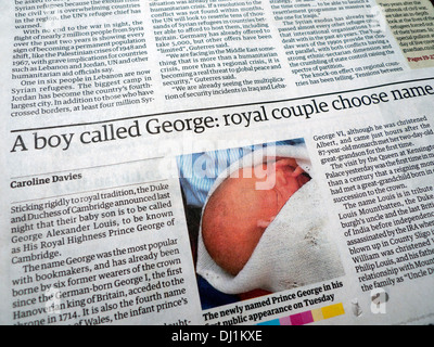 'Un garçon nommé George : couple royal choisissez nom» article sur l'attribution de Prince George dans le journal London England UK 23 Juillet 2013 Banque D'Images