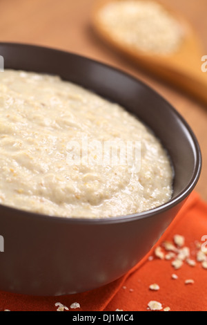 Bol de gruau gruau cuit mélangé avec de la poudre de maca ou ginseng péruvien (lat. Le Lepidium meyenii) Banque D'Images