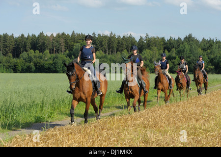 Les jeunes coureurs portant un casque et un protecteur du corps lors d'une ride out Banque D'Images