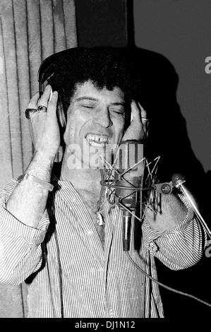 70 singer Mungo Jerry dans un studio d'enregistrement à Londres vers 1983 Banque D'Images
