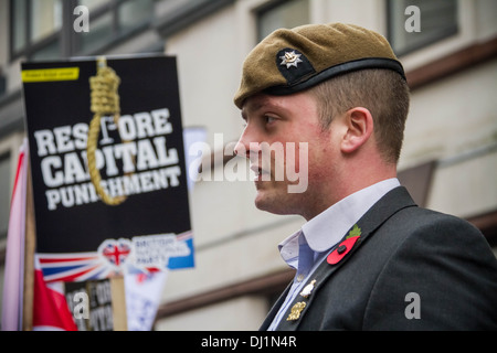 Anciens combattants et soldats en service dans la foule stand pour montrer mon soutien pour soldat tué Lee Rigby hors cour Old Bailey à Lon Banque D'Images