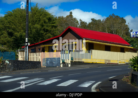 Maisons près de la route sur la N3 route de Piton de la Fournaise. La réunion est un territoire français d'outre-mer situé dans le milieu. Banque D'Images