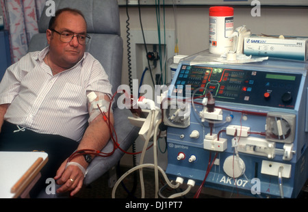 Patient de sexe masculin sur l'appareil de dialyse, Guy's Hospital, Londres, Royaume-Uni. Banque D'Images