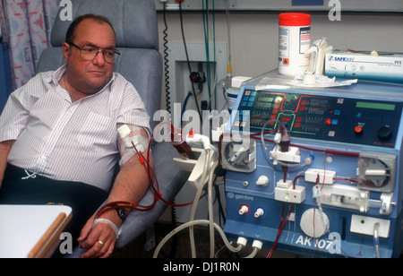 Patient de sexe masculin sur l'appareil de dialyse, Guy's Hospital, Londres, Royaume-Uni. Banque D'Images