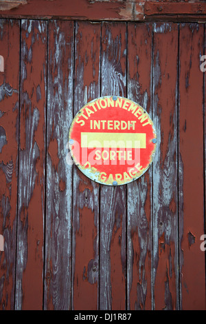 No parking sign in Rue Docteur Prosper Ravin, St Valery Sur Somme, Somme, Picardie, France Banque D'Images